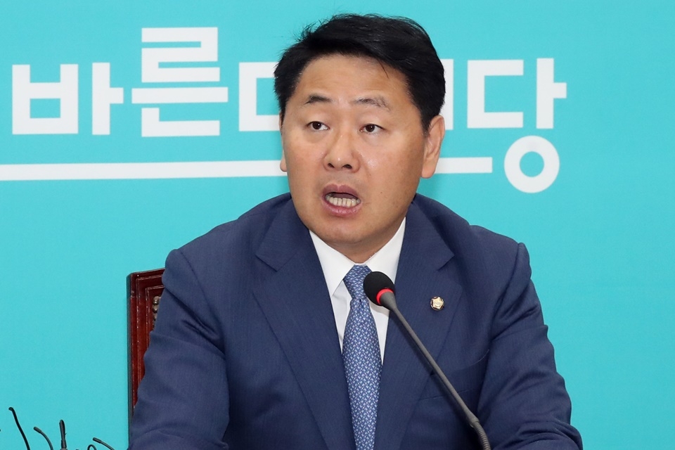 김관영 바른미래당 대표가 자유한국당과 함께 국회 일정을 보이콧한 것에 대해 손학규 대표는 16일 "오죽하면 본회의를 거부하겠나"라고 평가했다. / 뉴시스