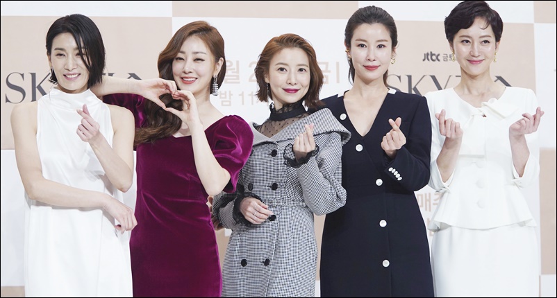22일 열린 'SKY 캐슬' 제작발표회에 참석한 (사진 좌측부터) 김서형, 오나라, 윤세아, 이태란, 염정아 / JTBC 제공
