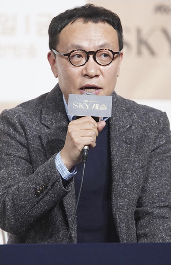 22일 열린 'SKY 캐슬' 제작발표회에서 취재진들의 질문에 답하고 있는 조현탁 감독 / JTBC 제공