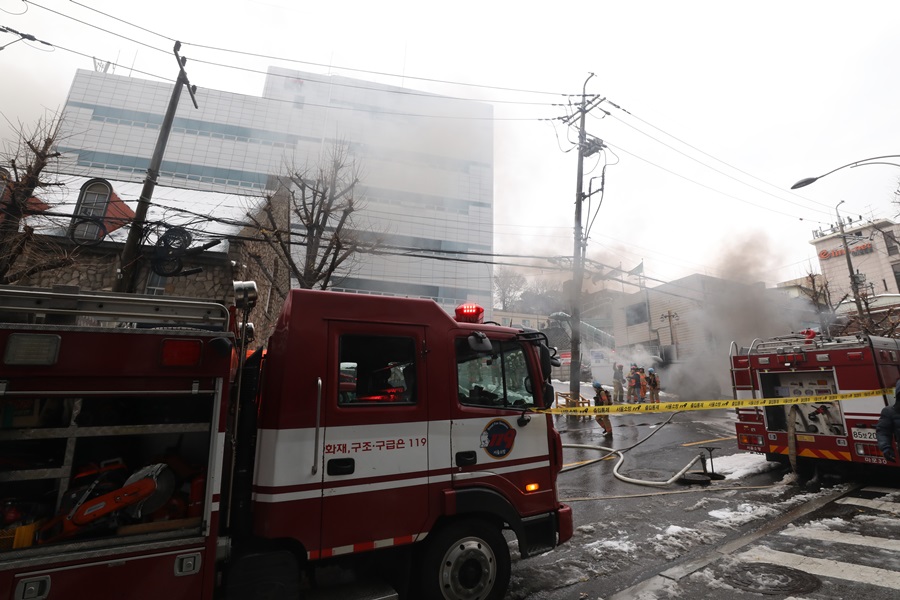 24일 오전 11시 12분께 서울 서대문구 충정로 KT아현지사에서 발생한 화재는 11시간 가까이 지난 밤 10시께가 돼서야 겨우 완진됐다. / 뉴시스