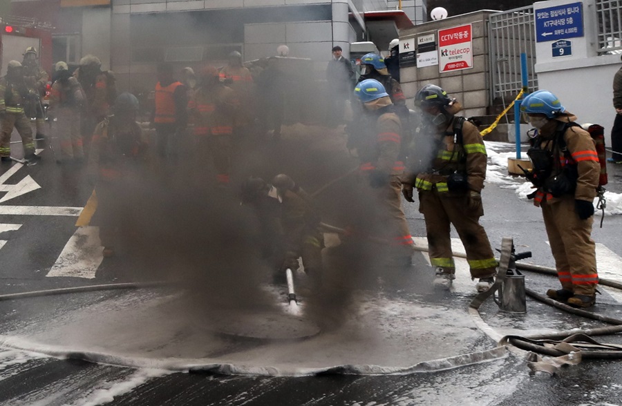 사진은 24일 오후 서울 서대문구 충정로 3가 KT 건물지하 통신구에서 화재가 발생해 소방관들이 화재를 진압하고 있는 모습. 이날 화재는 건물 지하 2미터 아래 광케이블에서 발생한 탓에 화재진화에 어려움을 겪었다. / 뉴시스