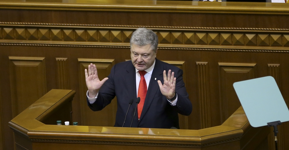 페트로 포로센코 우크라이나 대통령이 의회에서 러시아의 적대행위에 대한 맞대응을 촉구하고 있다. 우크라이나 의회는 26일(현지시각) 일부 접경지역에서 계엄령을 발동하기로 의결했다. /뉴시스‧AP