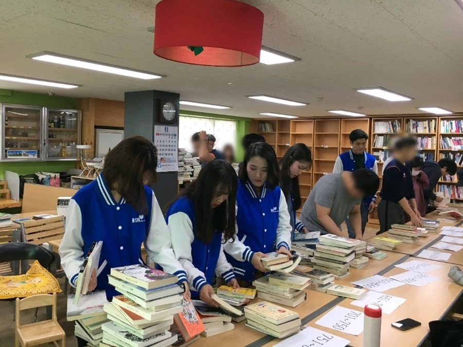 'bhc 해바라기 봉사단' 2기 2조는 서울시 성북구에서 운영하는 '보문동 새마을문고'를 찾아 지역 주민들을 위한 도서관 봉사활동을 펼쳤다. / bhc치킨