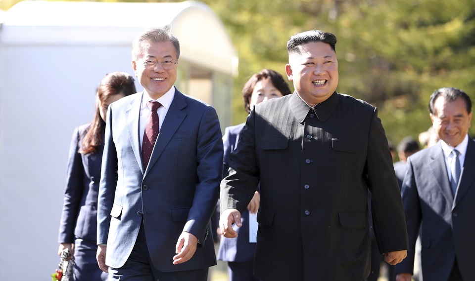 지난 9월 남북정상회담 당시 문재인 대통령과 김정은 위원장이 삼지연 초대소를 방문해 산책을 하고 있는 모습. /평양사진공동취재단