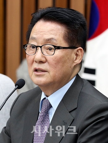 박지원 민주평화당 의원이 조국 청와대 민정수석의 사퇴론에 대해 반대하는 입장을 밝혔다. 그가 자리에서 물러나면 사법 개혁이 원점으로 돌아갈 것이란 우려에서다. / 뉴시스