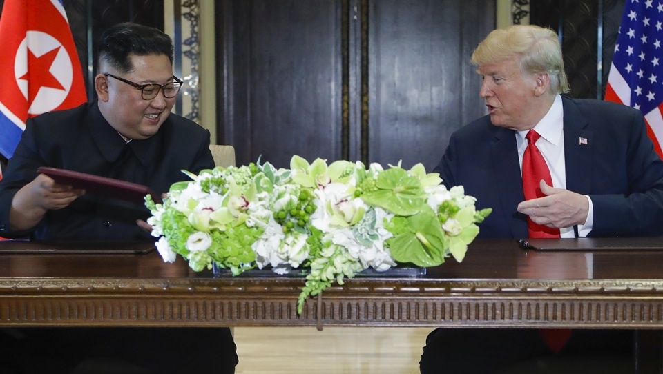 싱가포르 회담에서 만난 트럼프 대통령과 김정은 위원장이 서명한 합의문을 교환하고 있는 모습. /뉴시스-AP