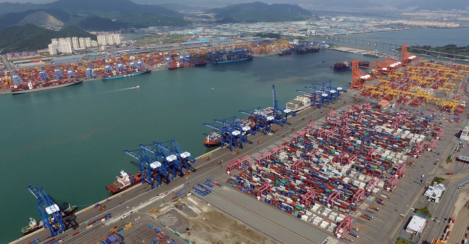 한국 수출업계는 지난 10월 29일 역대 최단기간 수출실적 5,000억달러 기록을 썼다. 사진은 수출용 컨테이너들이 늘어선 부산항의 모습. /뉴시스