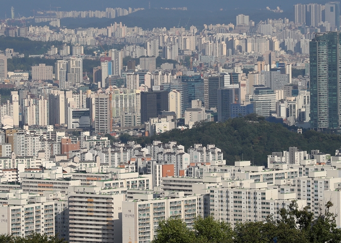 서울 N타워에서 바라본 도심 전경. 한국 주택가격은 수도권을 중심으로 지난 10여년간 꾸준히 상승했지만, 자산가치의 상승에 뒤따른 소비 진작 효과는 미미했다. /뉴시스