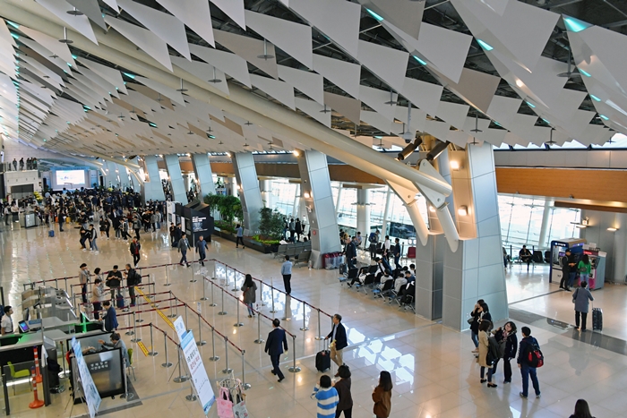 김포공항과 청주공항의 은행영업점 및 환전소 운영 사업권 입찰이 난항을 겪고 있다. /뉴시스