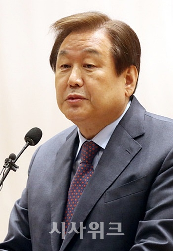 김무성 의원이 내년 2월 예정된 전당대회에 불출마를 선언했으나, 출마 가능성이 전혀 없는 것은 아니다. 일각에선 추대론을 말했다. / 뉴시스