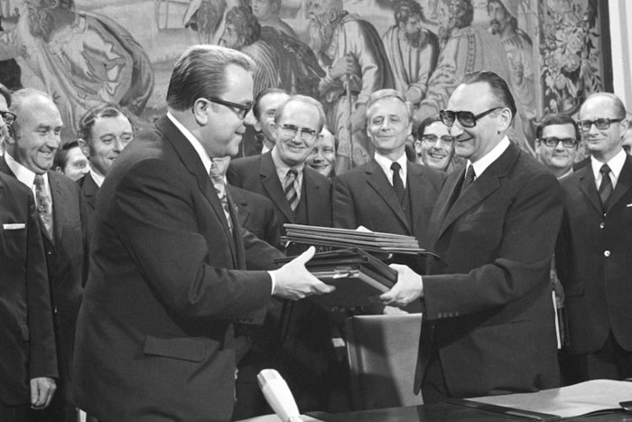 1972년 빌리 브란트 서독 총리와 빌리 슈토프 동독 수상이 기본조약을 체결하고 악수를 나누고 있는 모습. / 독일연방정부 홈페이지
