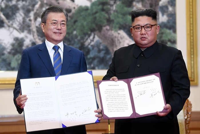 문재인 대통령과 김정은 북한 국무위원장이 9월 평양공동선언에 서명하고 기념촬영을 하고 있다. / 평양공동사진취재단