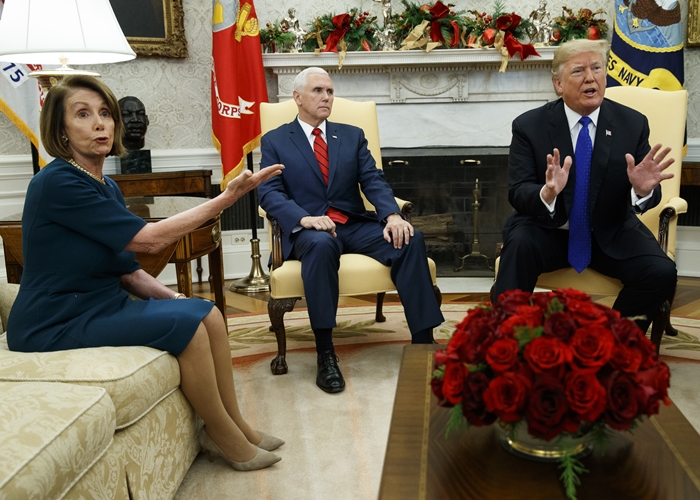 낸시 펠로시 민주당 하원 원내대표(왼쪽)와 도널드 트럼프 미국 대통령(오른쪽)이 11일(현지시각) 백악관 집무실에서 국경장벽 건설 예산에 대해 이야기를 나누고 있다. /뉴시스‧AP