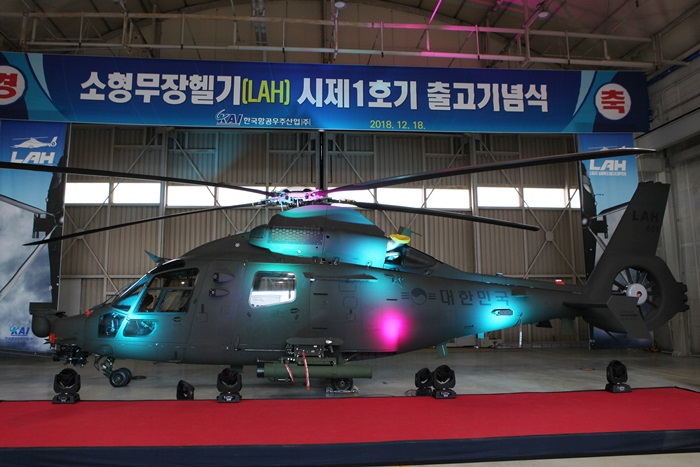 2015년 6월 개발에 착수한 LAH는 4.9톤급 무장 헬기로 2016년 8월 기본설계, 2017년 11월 상세설계를 완료한데 이어, 올해 11월 시제 1호기를 최종 조립했다. / KAI