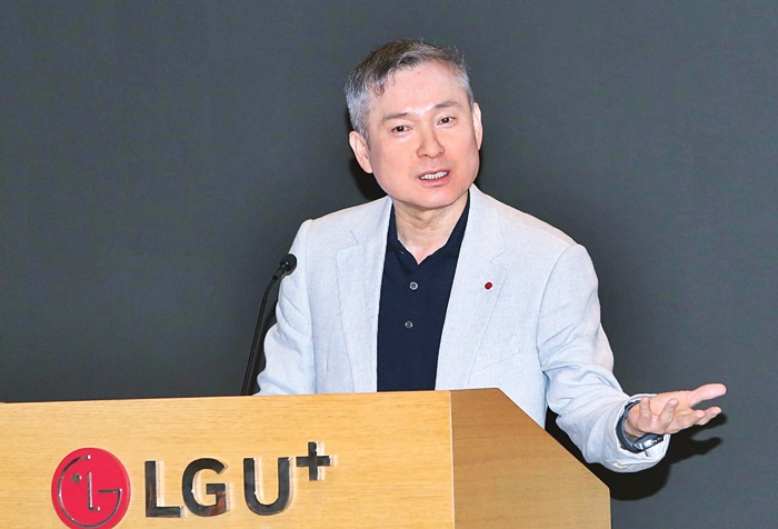 LG유플러스는 서울 용산 사옥에서 간담회를 열고 5G 시대의 3대 핵심 가치를 공개했다. 선도적인 네트워크 인프라 구축, 고객 기대를 뛰어넘는 서비스 제공, 생활의 변화를 만들어가는 마케팅 등이다. 사진은 하현회 LG유플러스 부회장. /LG유플러스