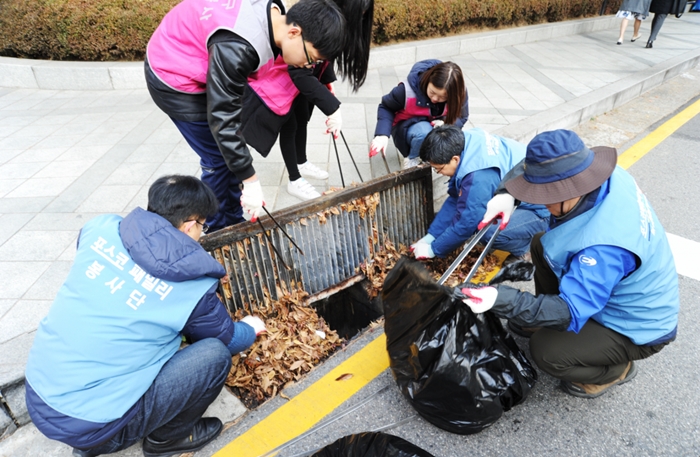 포스코 임직원들이 지난 1일 포스코센터 주변에서 환경 정화 활동에 나섰다. /포스코