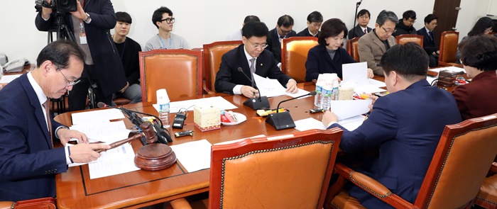 국회 정치개혁특별위원회 제1소위원회는 20일 회의를 열고 지난 18일 정리된 쟁점 7개를 중심으로 논의를 시작했다. /뉴시스