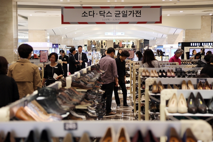 서울 성수동 일대 제화공들이 홈쇼핑과 백화점의 과도한 판매 수수료 문제를 지적하고 나섰다. /뉴시스