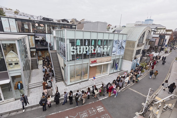 일본 도쿄 카카오프렌즈 '오픈 현장'에 입장을 위해 줄을 선 고객들 모습. / 카카오IX