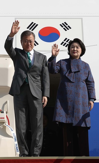유럽순방을 마치고 서울공항을 통해 귀국한 문재인 대통령과 김정숙 여사. /뉴시스