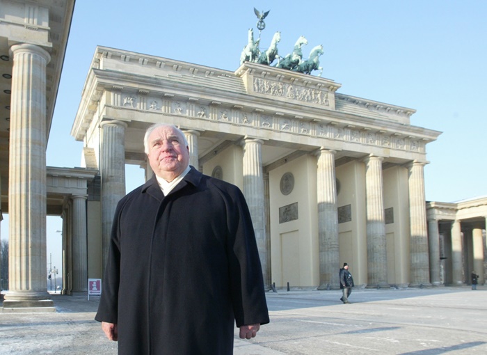독일 통일의 주역 중 한명으로 평가받는 헬무트 콜 독일 전 총리가 2003년 1월8일 베를린 파리저 광장에 위치한 브란덴부르크 문 앞에 서 있는 모습. 콜 전 총리는 2017년 6월 16일(현지시간) 독일 자택에서 향년 87세로 작고했다. /뉴시스