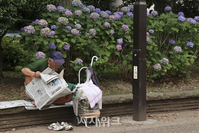 초고령 사회에 세계최초로 진입한 일본도 해법 찾기에 분주하다. 사진은 일본 도쿄 우에노 공원에서 신문을 읽고 있는 한 노인. 도쿄=AP/뉴시스