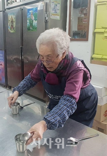 95세를 바라보고 있는 정희일 할머니는 1986년 영등포에 처음 무료급식소(현 토마스의 집)가 열릴 때부터 30년 넘게 봉사를 이어오고 있다. 할머니는 “힘들지 않다”고 말했다. / 소미연 기자