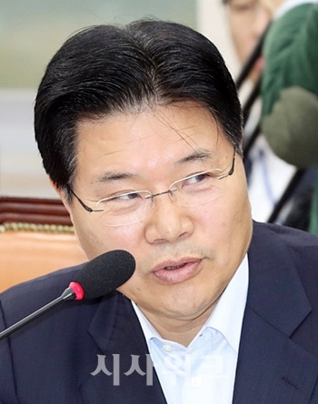 자유한국당 홍문종 의원이 김무성 의원에 대한 징계를 요구했다. 계파 갈등을 조장했다는 이유에서다. / 뉴시스