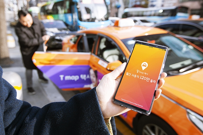 SK텔레콤의 ‘T map 택시(티맵택시)’가 국내 차량호출시장에서 경쟁력을 높이고 있다. 지난 12월 29일 기준 월간 실사용자 120만명을 돌파했다. /SK텔레콤