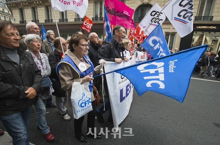 프랑스에선 적자를 기록 중인 은퇴연금의 개혁에 노인들이 반발하는 상황이다. 사진은 재작년 프랑스 파리에서 열린 '연금 개혁 반대 시위' 모습. / 파리=AP/뉴시스