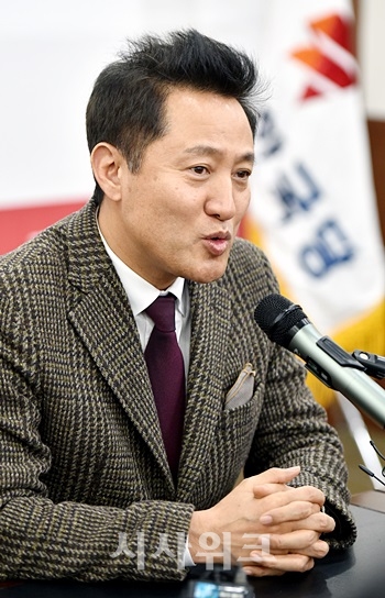 오세훈 전 서울시장이 자유한국당 입당 이후 한 달여 만에 실시된 차기 대선주자 선호도 여론조사에서 보수진영의 지지를 받고 순위 계단에 올랐다. / 뉴시스