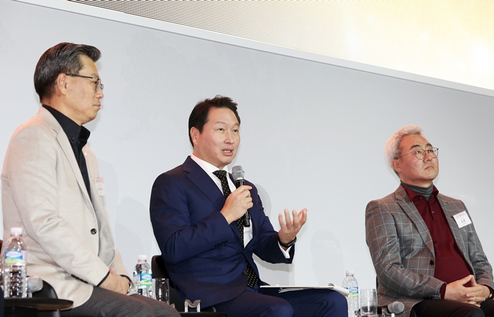 최태원(가운데) SK그룹 회장이 지난 2일 서울 광장동 워커힐 호텔에서 열린 신년회에 주요 관계사 CEO들의 대담 후 마무리 발언을 하고 있다. /사진= SK그룹