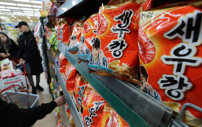 지난해 12월 서울 시내에서 판매된 생활필수품 중 전 달 대비 가장 가격 상승폭이 가장 큰 품목은 과자(스낵)로 조사됐다. /뉴시스