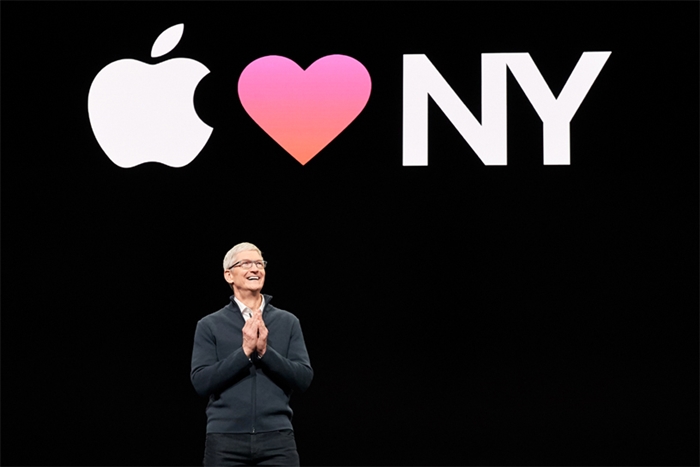 팀 쿡 애플 CEO가 지난해 4분기 중국에서 아이폰 매출하락 등을 이유로 실적전망치를 낮췄다. / 애플