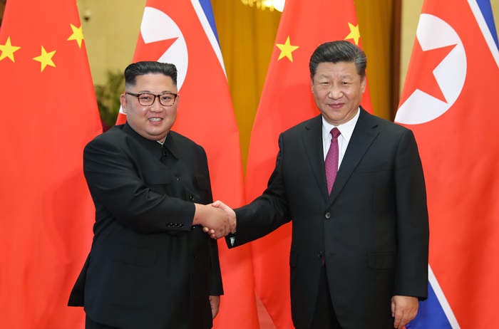 지난해 6월 북중 정상회담 당시 시진핑 주석과 김정은 위원장이 만나 악수하는 모습. /AP-뉴시스
