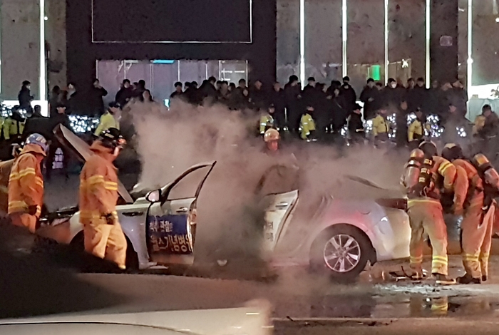 지난 9일 오후 6시께 서울 광화문역 2번 출구 인근에 있던 택시에서 불이 나 택시 조수석에 놓여있는 유류용기가 불에 타 았다. /뉴시스