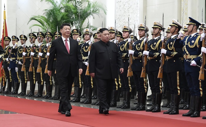 중국을 방문한 김정은 위원장이 시진핑 주석과 함께 의장대를 사열하고 있다. /AP-뉴시스