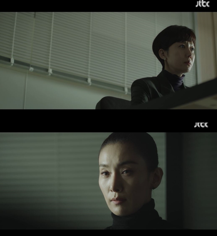 ‘SKY 캐슬’에서 독보적인 카리스마를 내뿜고 있는 염정아(위)와 김서형 / JTBC ‘SKY 캐슬’ 캡처