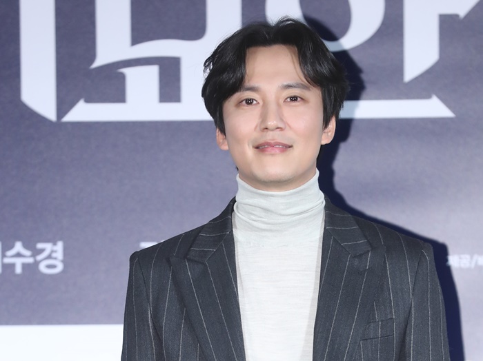 배우 김남길이 ‘보은의 아들’로 불리게 된 사연을 공개했다. /뉴시스