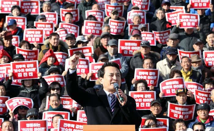 김진태 자유한국당 의원이 지지자들의 환호속에 23일 서울 여의도 국회의사당 앞 계단에서 당 대표 출마 기자회견을 하고 있다. /뉴시스