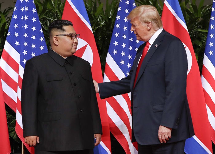 지난해 6월 싱가포르에서 처음 만난 트럼프 대통령과 김정은 북한 국무위원장 /AP-뉴시스