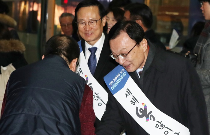 이해찬 민주당 대표가 서울 용산역 플랫폼에서 귀성인사를 하고 있다. /뉴시스
