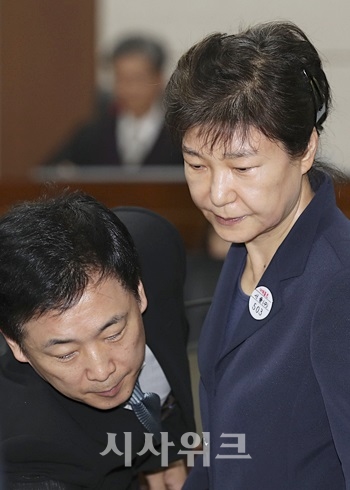 박근혜 전 대통령이 유일하게 접견을 허용하는 사람은 유영하 변호사다. 그를 통해 1년 만에 자신의 근황을 알리며 존재감을 확인했다. / 뉴시스