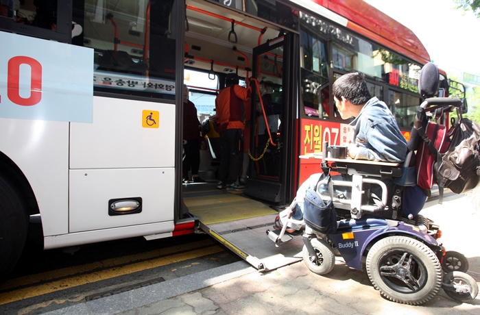 2016년 장애인 윤씨(33)가 광주장애우권익문제연구소 활동가들과 저상버스 환경 점검을 하는 모습이다./뉴시스