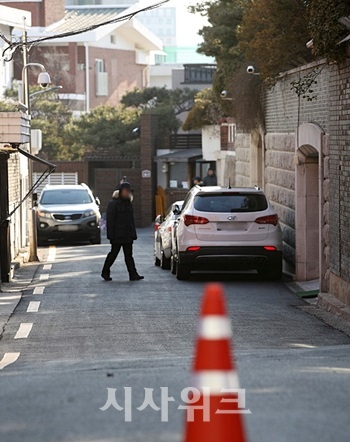 전두환 전 대통령이 거주하고 있는 서울 연희동 자택이 공매에 붙여졌다. 이와 별개로 자택을 경비하는 의무경찰도 올해 안에 모두 철수될 예정이다. / 뉴시스