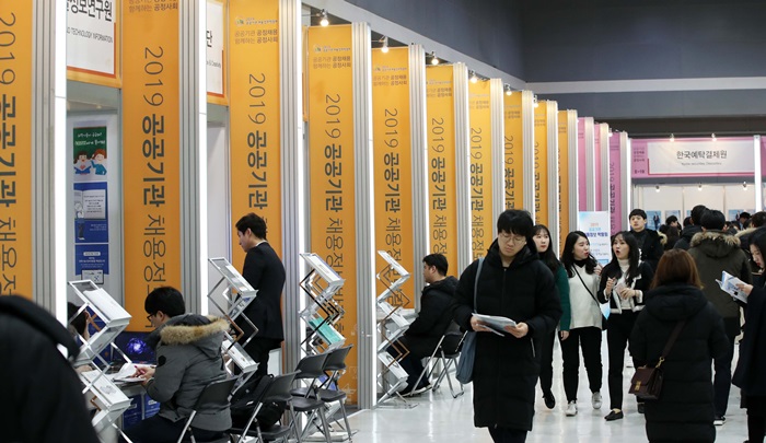 서울 서초구 양재동에서 열린 2019 공공기관 취업 박람회에서 취업지원자들이 각 부스에서 상담을 받고 있다. /뉴시스