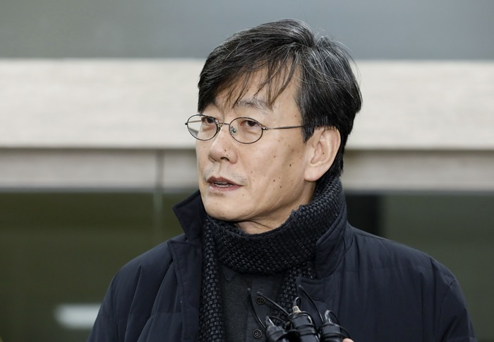 폭행과 협박 의혹을 받고 있는 손석희 JTBC 대표이사가 17일 새벽 서울 마포경찰서에서 조사를 받은 뒤 귀가 중 취재진 질문을 듣고 있다. / 뉴시스