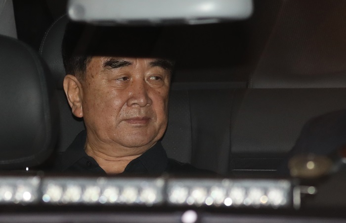 김창선 북한 국무위원회 부장이 베트남 하노이 멜리아 호텔을 둘러보고 차량을 이용해 빠져나가고 있다. /뉴시스