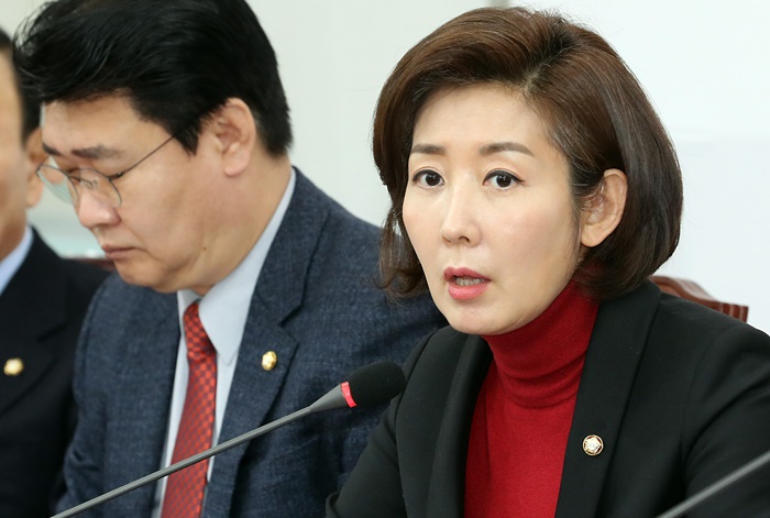 나경원 자유한국당 원내대표는 18일 국회에서 열린 비상대책위원회 회의에서 한국당이 추천했던 5·18 진상규명조사위원들의 교체는 없다는 입장을 재확인했다. /뉴시스