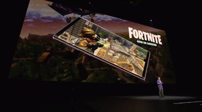 지난해 개최된 삼성 갤럭시노트9 언팩 행사에서 에픽게임즈의 모바일게임 '포트나이트'가 소개되는 모습. / 삼성전자 유튜브